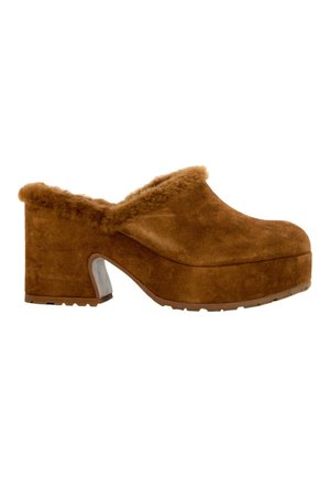Sabot à plateforme en daim marron avec talon bloc et doublure duveteuse visible autour du col, vu de côté sur fond blanc.