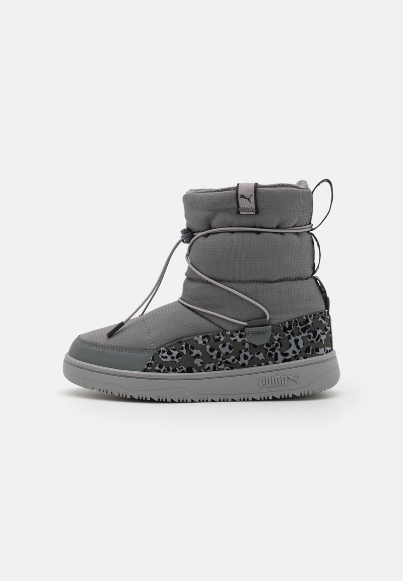 Botte d'hiver grise avec un haut rembourré, cordon élastique et un panneau latéral texturé en noir et gris. Semelle en caoutchouc durable, hauteur de cheville.