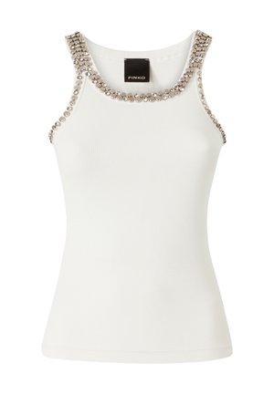 Λευκό αμάνικο ριμπ τοπ με στρογγυλή λαιμόκοψη, διακοσμημένο με μεταλλικά τρουκ κατά μήκος του γιακά και των οπών των μανικιών, με εμφανή ετικέτα μάρκας στο εσωτερικό.