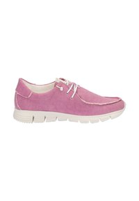 Chaussure en suede rose avec semelle en caoutchouc blanc, design à lacets, bout arrondi et couture contrastante le long du bord.