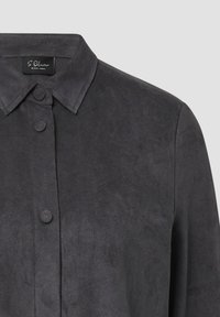 Chemise en daim gris foncé avec un col pointu et des boutons recouverts de tissu sur le devant, de la marque S. Oliver Black Label.