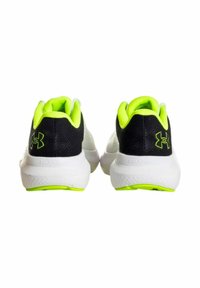 Zapatillas deportivas en blanco y negro con detalles en verde neón. Parte superior de malla, suela acolchada, talón redondeado y parte trasera con marca.