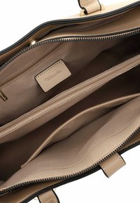 Beige Innentasche einer Handtasche mit mehreren Fächern, darunter eine Reißverschlusstasche und Kartenfächer, sowie einem sichtbaren Tomaris Markenetikett.