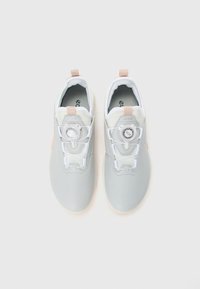Et par lyse grå ECCO-sneakers med hvit mesh, oransje pull-tabs og BOA dial snøresystem, vist ovenfra på hvit bakgrunn.