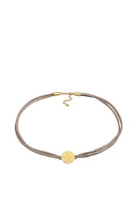Brun ruskind dobbeltsløjfe necklace med en tekstureret guldfarvet cirkulær vedhæng og en lukning med en forlængerkæde.
