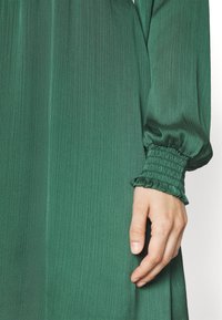 VILA Petite VIBELA SMOCK DRESS - Cocktail φόρεμα / Φόρεμα για πάρτι - pineneedle