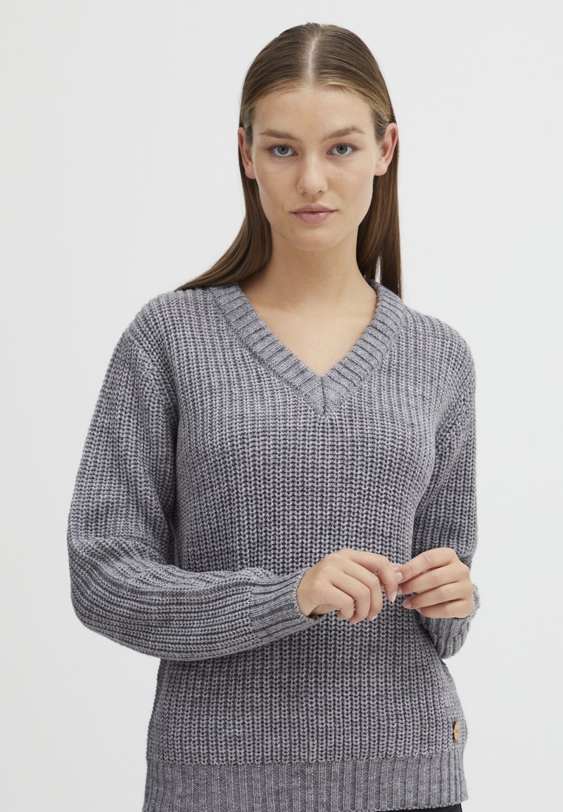 Grauer gestrickter Pullover mit V-Ausschnitt, gerippten Bündchen und unterem Saum. Verfügt über ein strukturiertes Muster und ein kleines Logo-Detail an der Seite.