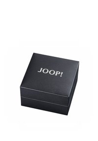 Zwarte doos met een gestructureerde oppervlakte, met een zilveren "JOOP!" logo bovenop. Vierkante vorm met een scharnierende deksel.
