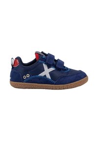 Zapato infantil de color azul marino, hecho de material sintético, con un diseño de estrella blanca, dos correas de velcro y una suela de goma texturizada.