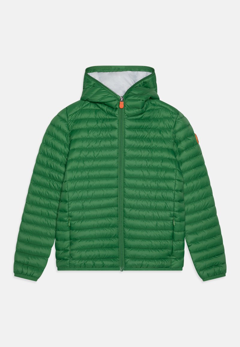 Giacca a vento verde con cappuccio, tessuto trapuntato e zip frontale. Presenta un tirazip arancione e una patch con logo arancione sulla manica.