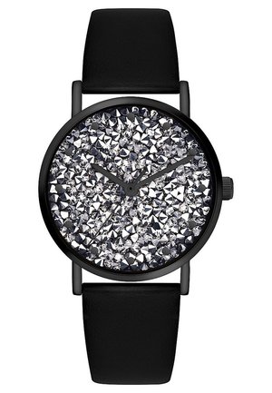 Černé náramkové hodinky s kulatým ciferníkem vyplněným třpytivými stříbrnými krystaly, černými hodinovou, minutovou a sekundovou ručičkou a černým koženým páskem.