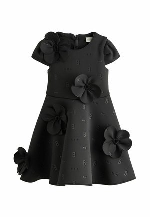 Schwarzes Kleid mit kurzen Ärmeln, das mit Blumenapplikationen und geprägten Mustern verziert ist. Aus strukturiertem Material gefertigt, mit einem ausgestellten Rockdesign.