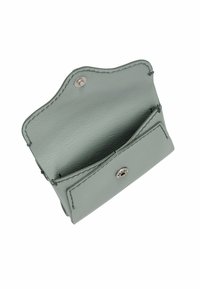 Portefeuille en cuir vert avec une texture lisse, présentant un contour cousu et un fermoir à pression argenté en haut. L'intérieur est vide.