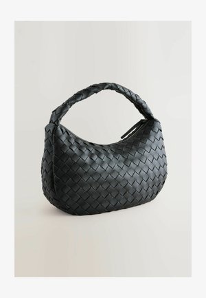 Zwarte geweven handtas met een ronde vorm, textuur oppervlak en een dikke gevlochten handgreep. Beschikt over een ritsluiting voor veilige opberging.