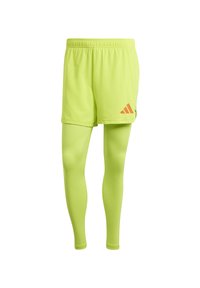 Neon gele sportshorts met een elastische tailleband, gecombineerd met bijpassende strakke leggings. Inclusief een oranje merklogo accent.