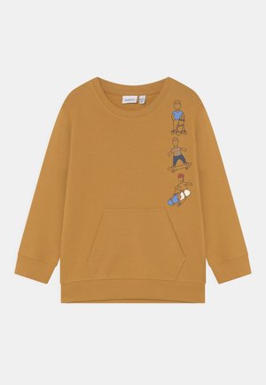 Senffarbener Pullover mit langen Ärmeln, Fronttasche und Illustrationen von drei Kindern, die vertikal auf der linken Brust Skateboard fahren.