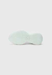 Semelle d'une chaussure de sport en caoutchouc translucide bleu clair avec un motif texturé et un accent de marque blanc.