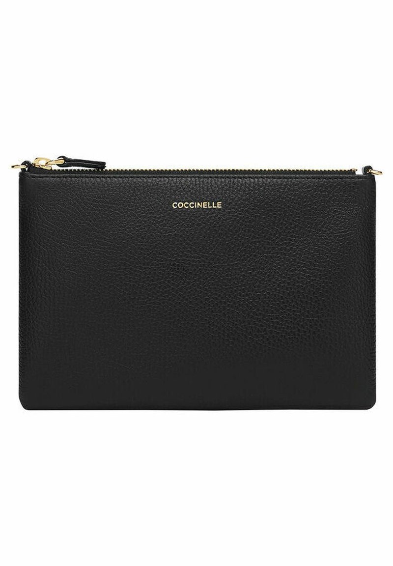 Musta nahkainen clutch, jossa on teksturoitu pinta, kultainen vetoketju ja logo, suorakulmainen muoto ja litteä muotoilu.