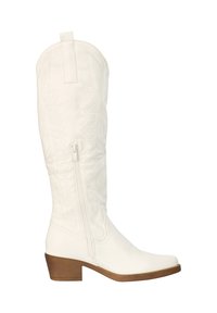 Witte cowboylaars tot halverwege de kuit met decoratieve stiksels, zijrits, aantreklus, houten blokhak en puntige neus op een witte achtergrond.