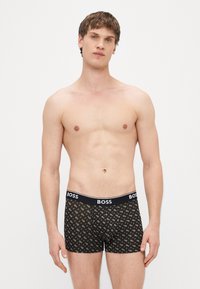 Μαύρα boxer εσώρουχα με επαναλαμβανόμενο γεωμετρικό μοτίβο, ελαστική μέση με το όνομα της μάρκας "BOSS" και εφαρμοστό, στενό σχέδιο.