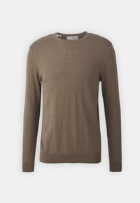 Maglione marrone leggero con maniche lunghe e colletto a giro. Realizzato in tessuto morbido, presenta una texture liscia e polsini a coste.