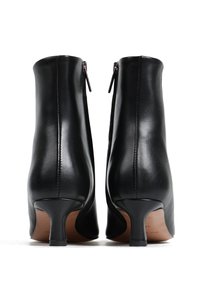 Czarne skórzane botki za kostkę z wąskim, kwadratowym obcasem. Posiadają boczny zamek błyskawiczny i gładkie wykończenie. Okrągły czubek i bezszwowy design.