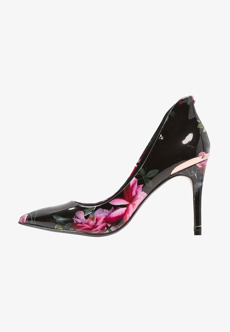 Chaussure à talon haut en cuir verni noir avec bout pointu et motif floral rose le long du côté et du talon.