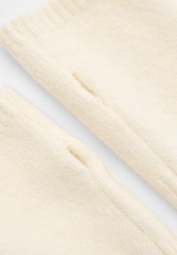 Manșete din lână de culoare crem, cu o textură moale, prezentând mici găuri și margini cordonate. Design neted, minimalist, fără modele vizibile.