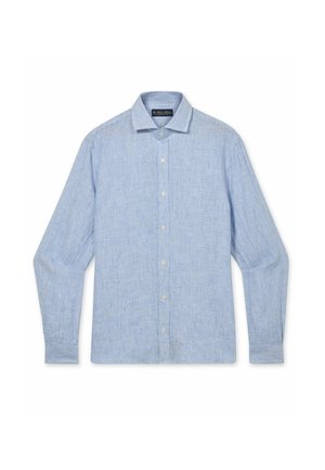 Hellblaues, langärmliges Hemd mit Knöpfen, das dezente weiße vertikale Streifen und einen spitzen Kragen hat, flach auf einem weißen Hintergrund ausgebreitet.