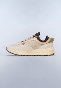 Béžová sportovní obuv s nubukovým svrškem, síťovými panely a kontrastními hnědými detaily. Šněrování je šedé s oranžovými akcenty. Masivní podrážka.