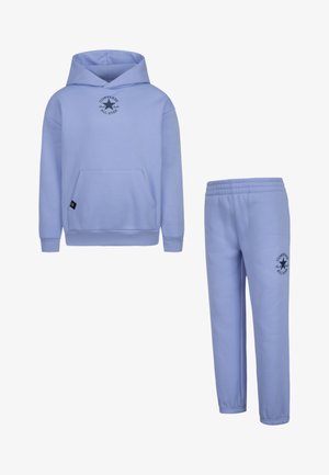 Lyseblå hættetrøje med kengurulomme og broderet logo, kombineret med matchende sweatpants med elastisk talje og logo-detalje.