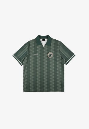 Zielona koszulka polo z krótkim rękawem, charakteryzująca się teksturowanym wzorem i kontrastowym kołnierzykiem. Zawiera okrągłe logo oraz branding "PROSTO".