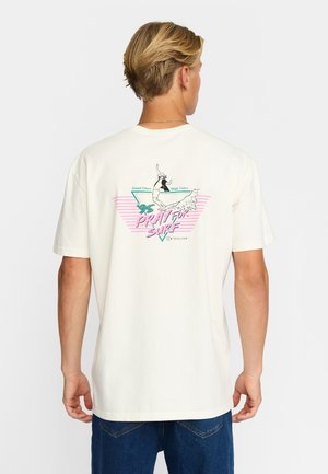 Camisa de algodón color crema con un gráfico retro de surf en rosa y verde en la parte trasera, con mangas cortas y un corte relajado.