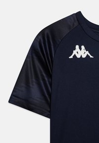 Mornarska �športna majica z gladkim materialom, kontrastnimi temnimi vzorčastimi rokavi in belim logotipom na prsih.