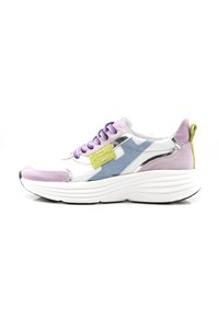 Voluminöse Sneakers mit weißem Synthetik-Obermaterial, lila und blauen Akzenten, silbernen reflektierenden Details, dicker Sohle und gelbem Fersenteil.