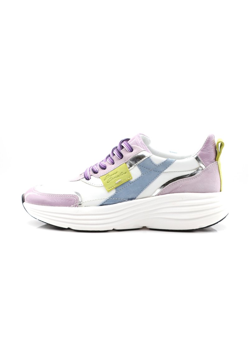 Voluminöse Sneakers mit weißem Synthetik-Obermaterial, lila und blauen Akzenten, silbernen reflektierenden Details, dicker Sohle und gelbem Fersenteil.