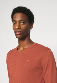 TOM TAILOR V NECK  - Strickpullover - heated orange melange