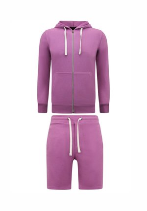 Paarse hoodie met rits en witte trekkoorden en bijpassende paarse korte broek met witte trekkoord tailleband, beide gemaakt van zacht stof.