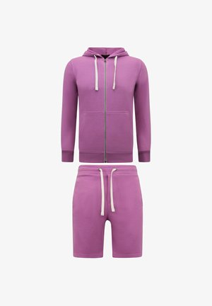 Paarse hoodie met rits en witte trekkoorden en bijpassende paarse korte broek met witte trekkoord tailleband, beide gemaakt van zacht stof.