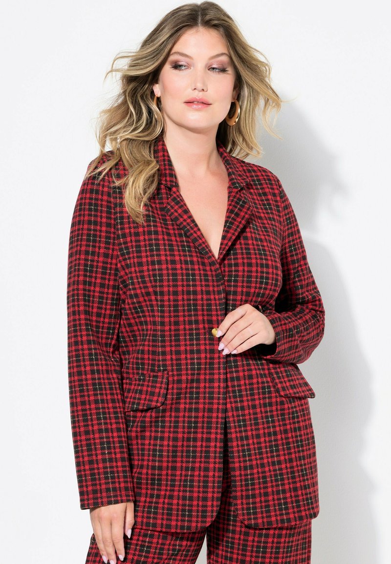 Blazer a cuadros rojos y negros con cuello solapa, dos bolsillos frontales y un corte entallado. El material tiene un acabado texturizado con un ligero brillo.