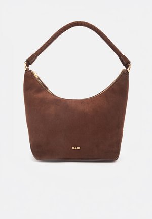Sac à main en daim marron avec poignée tressée, fermeture éclair dorée et petit logo doré "RAID" en bas au centre.