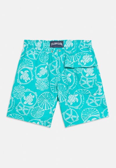 Türkisfarbene Badeshorts mit einem weißen Muster aus Meerestieren wie Schildkröten, Seesternen und Muscheln. Mit zwei Seitentaschen und einem elastischen Bund.