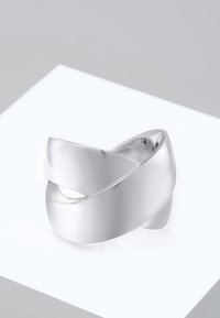 Silberner Metallring mit einem gedrehten, glatten Design. Verfügt über eine polierte Oberfläche und ein Ausschnittdetail, das einen zeitgemäßen Stil zeigt.