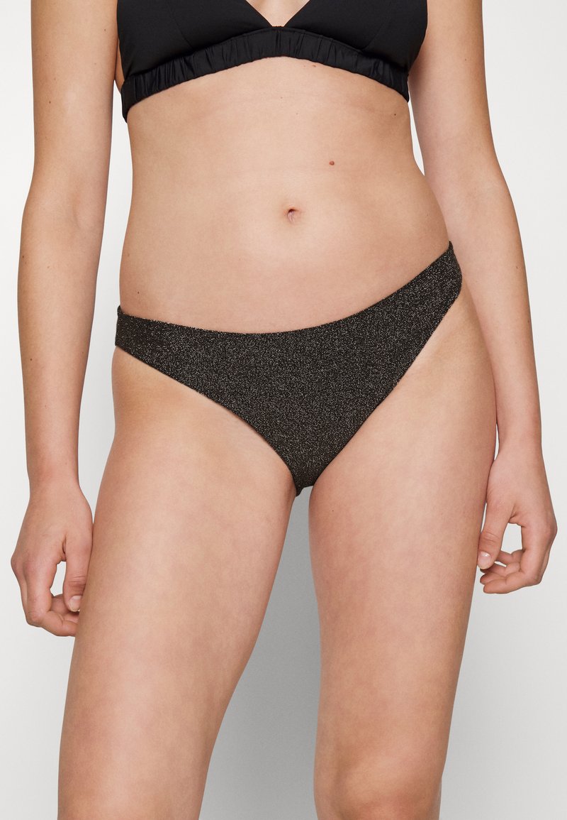 Parte de baixo de biquíni preta em um material texturizado e brilhante, com um design de cintura baixa e cobertura moderada, além de uma faixa lisa na cintura.