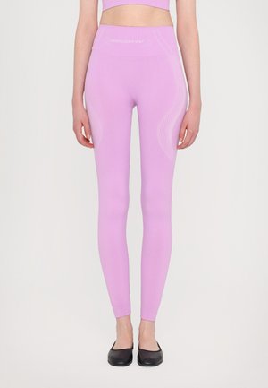 Skinny fit, high-waisted leggings in lavender, made from stretchy fabric. Notable white stripes along the sides and logo on the waistband.