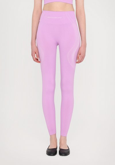 Slank pasform, højlyftede leggings i lavendel, lavet af strækbart stof. Bemærkelsesværdige hvide striber langs siderne og logo på taljen.