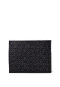 Portafoglio nero con texture che presenta un motivo a logo ripetuto. Forma rettangolare slim senza hardware o dettagli visibili.