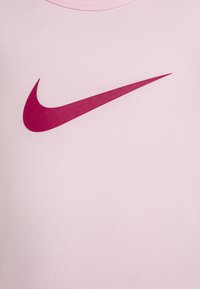 Nike Performance Sports T-shirts - light pink