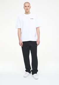 Pegador LOGO TEE - Basic póló - white