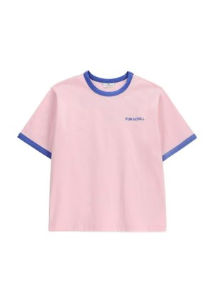 Jasnoróżowy T-shirt z krótkim rękawem z niebieskim kołnierzem i brzegami rękawów, mały napis "FUN & CHILL" na górnej części klatki piersiowej.